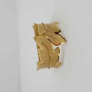 Gold tone leaf clasp bracelet